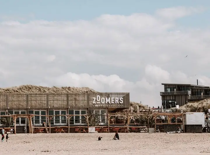 Het strandpaviljoen met op de achterkant het hotel van Zoomers
