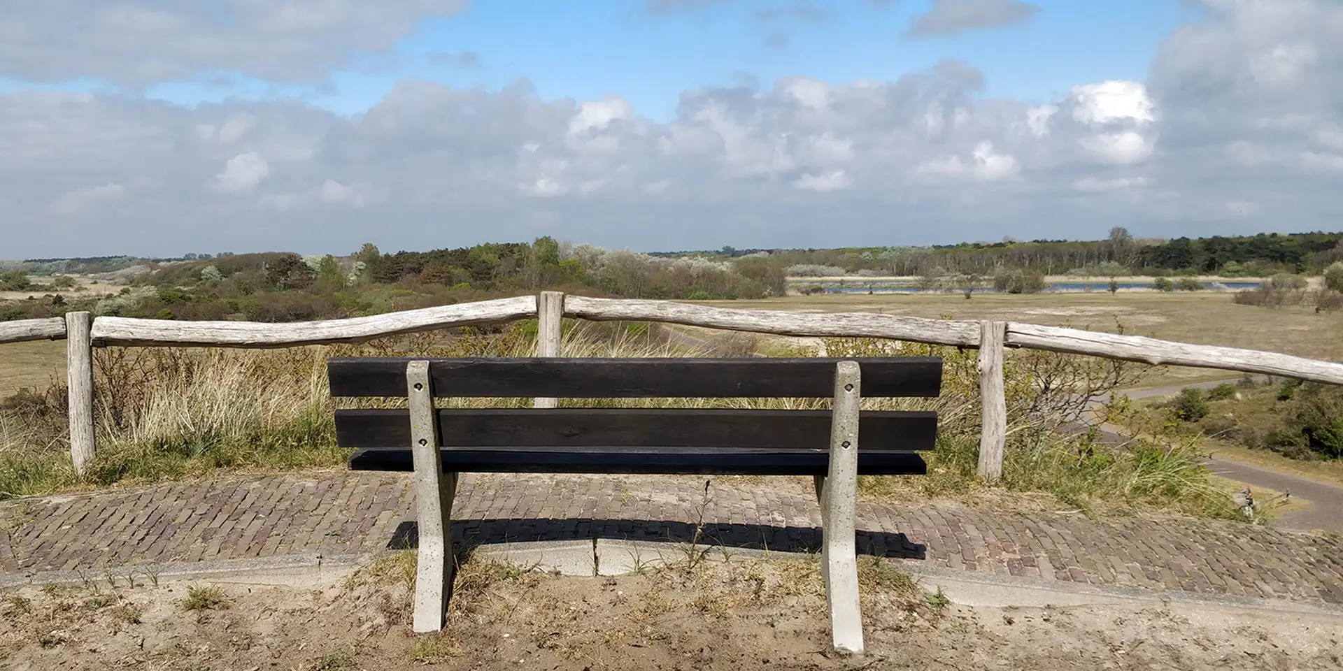 Eén van de bankjes met uitzicht op het zweefvliegveld