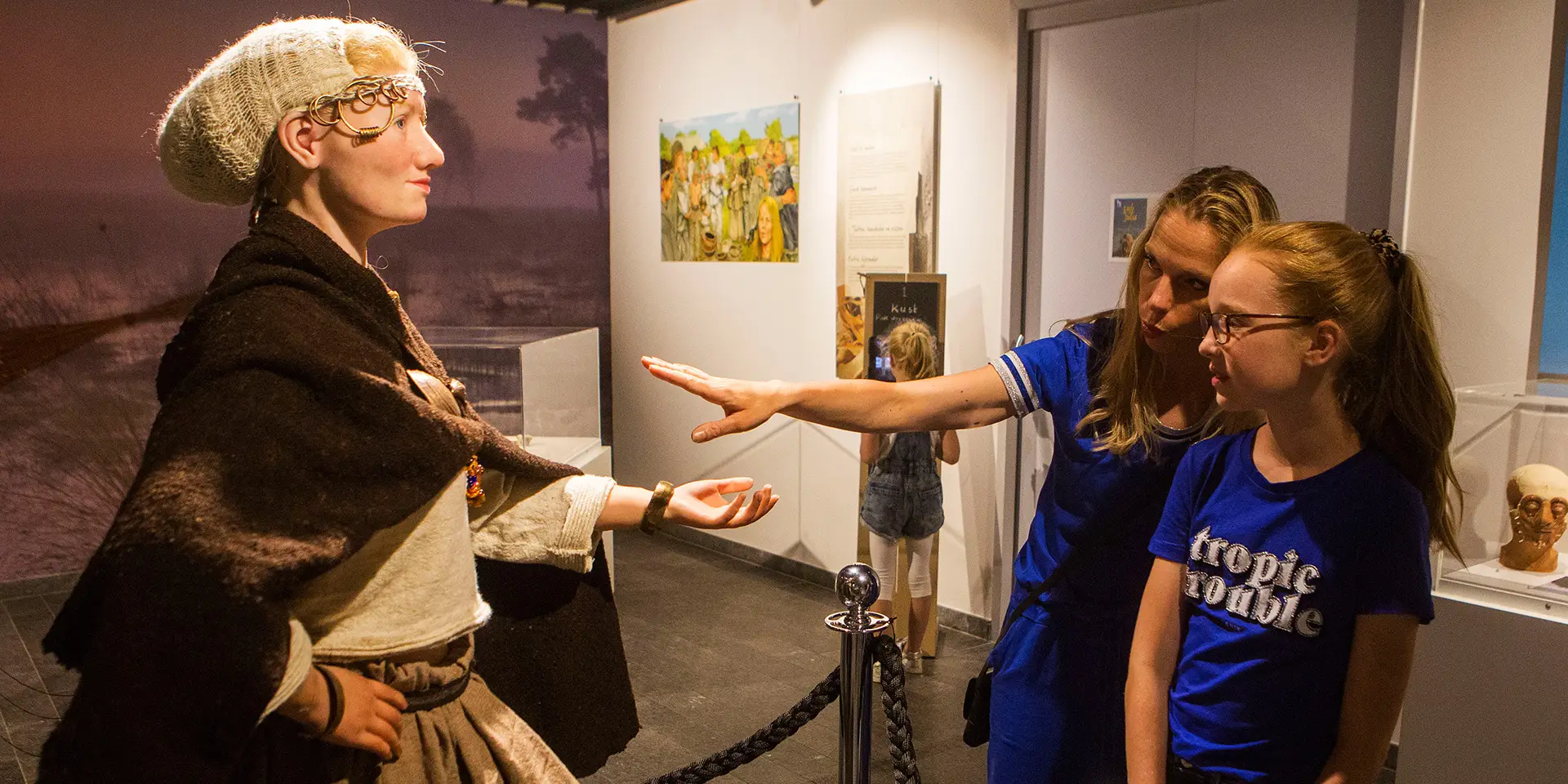 Mensen die kijken naar Hilde in museum Huis van Hilde