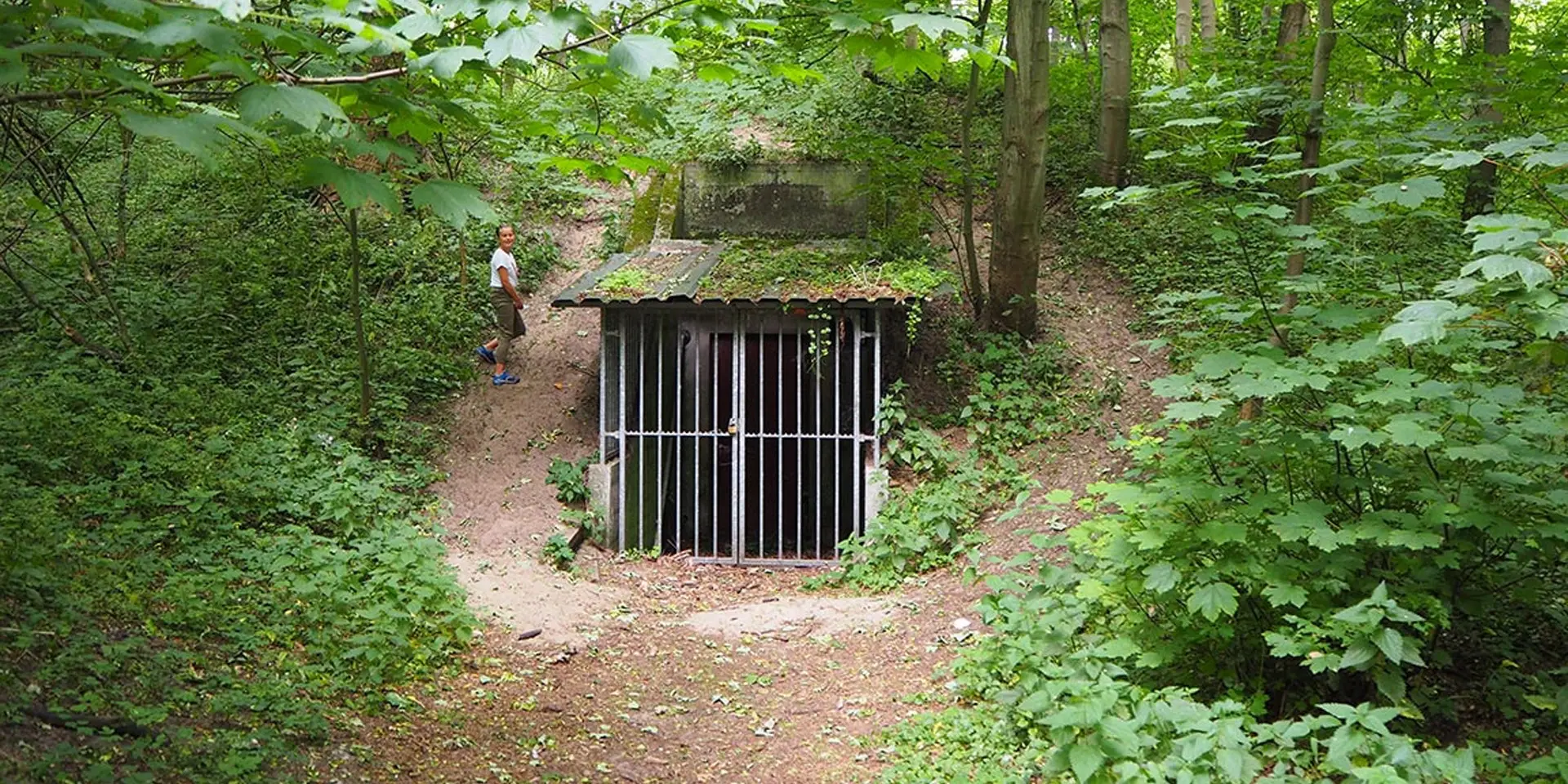 De kunstbunker van buitenaf in de duinen