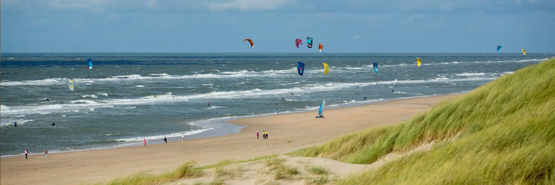 Strand met vliegers