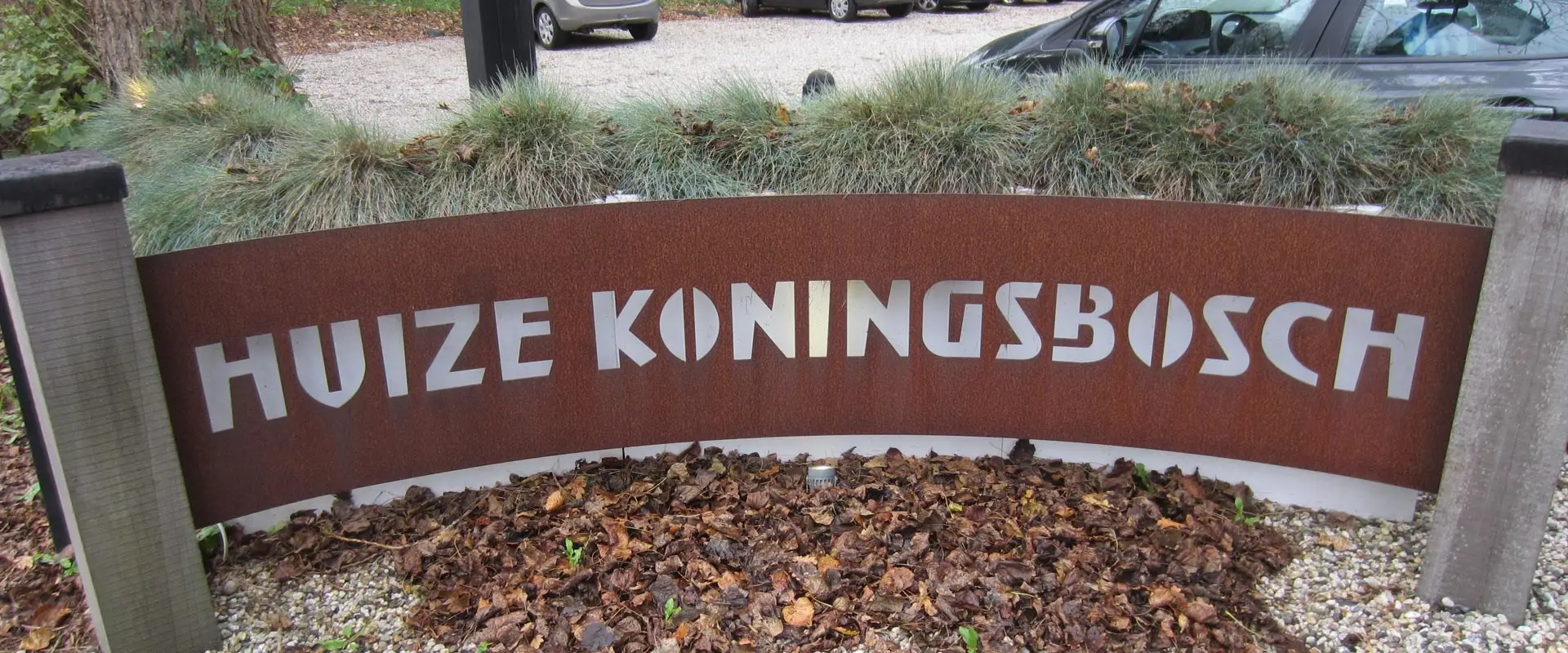Stalen entreebord van hotel Huize Koningsbosch