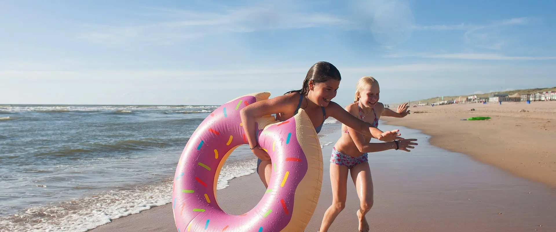 Uit zee het strand op