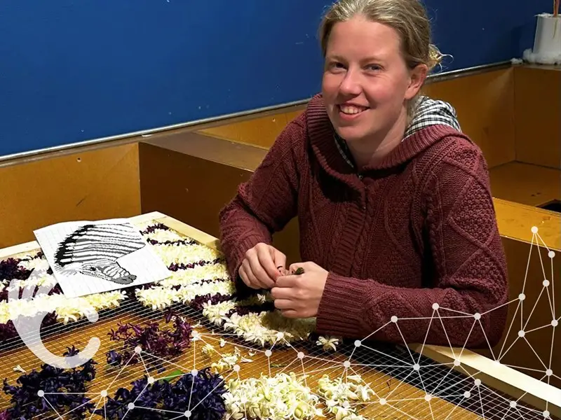 Marit die een zebra maakt van bloemen