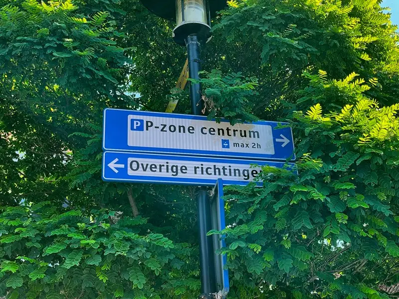 Ein Schild mit der Aufschrift Parkzone Mitte mit maximal 2 Stunden Parkdauer