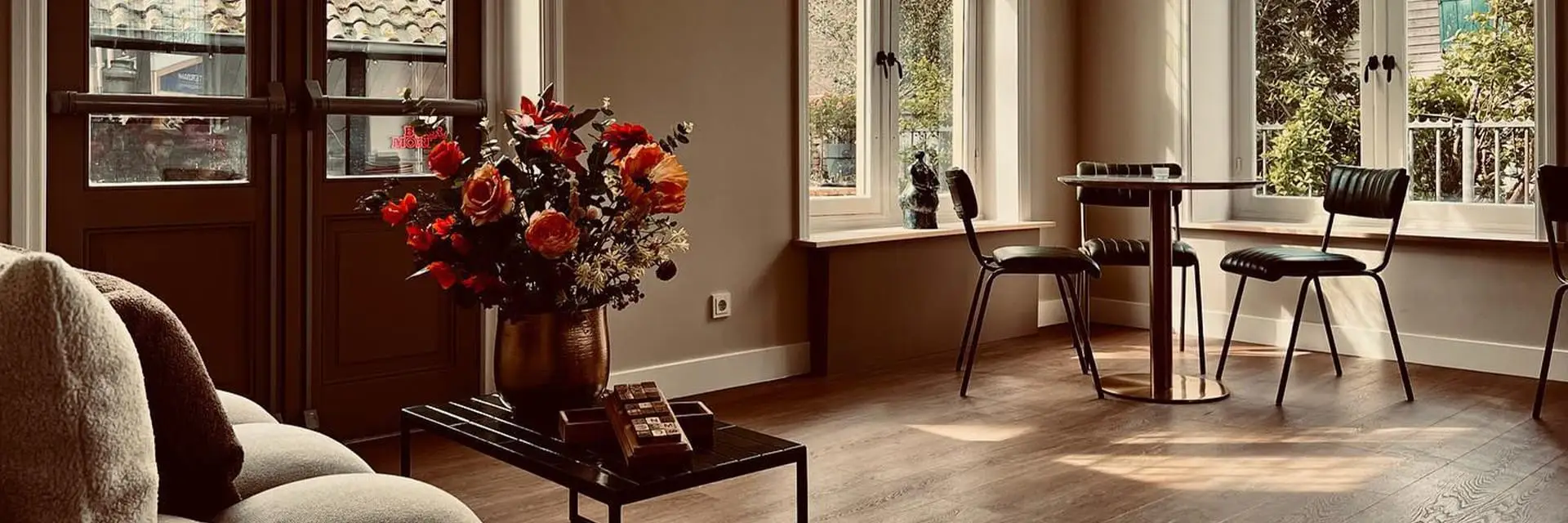 Bloemstuk bij de tafels en stoelen in de lobby