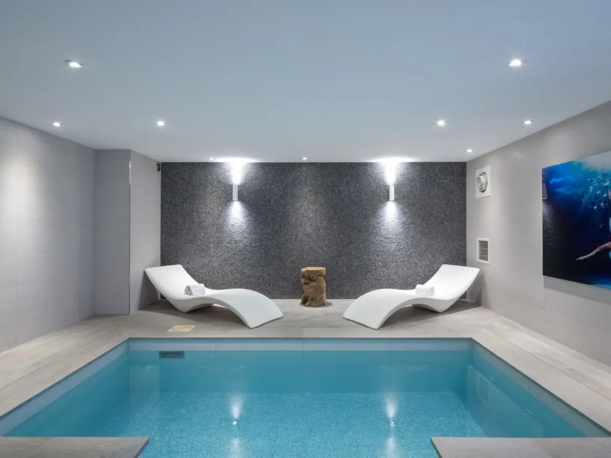 Een zwembad in één van de suites van Hotel Akersloot