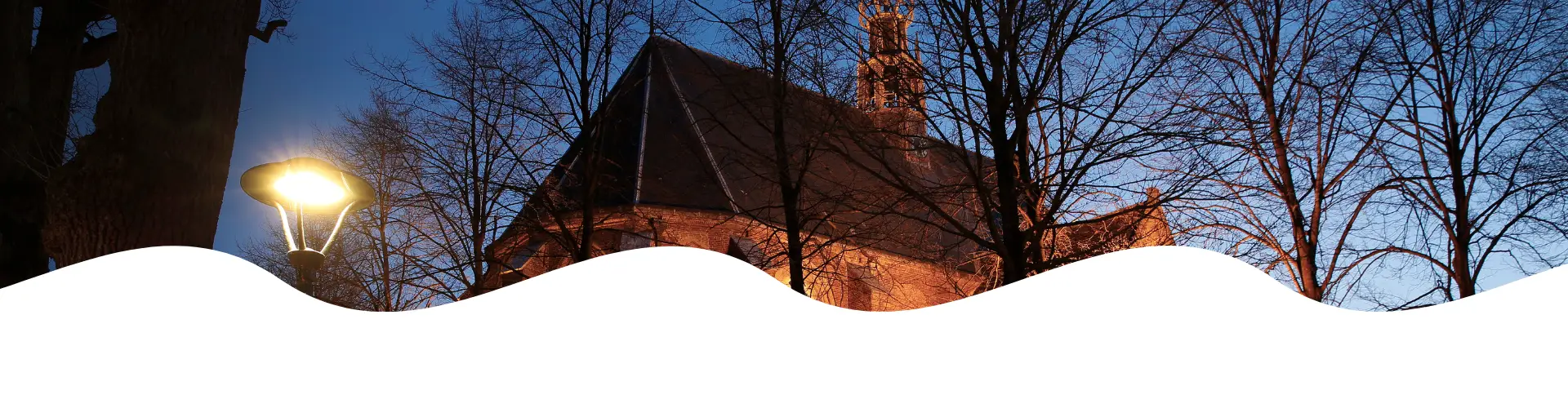 Kerk in het donker met straatverlichting