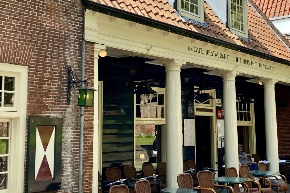 Café - Restaurant 'Het Huis Met De Pilaren' terras