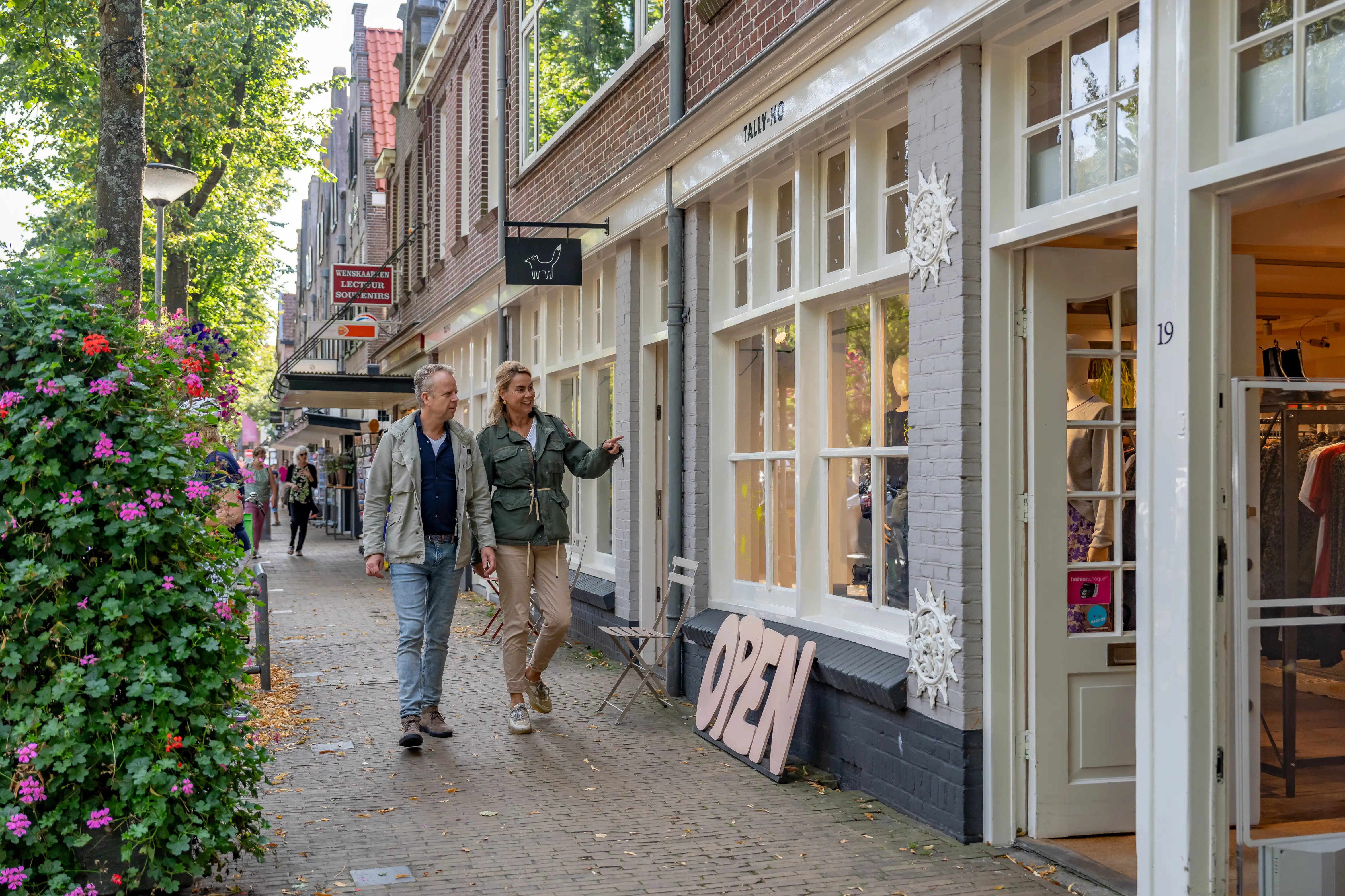 Een stel is kaarten aan het bekijken buiten bij een winkel