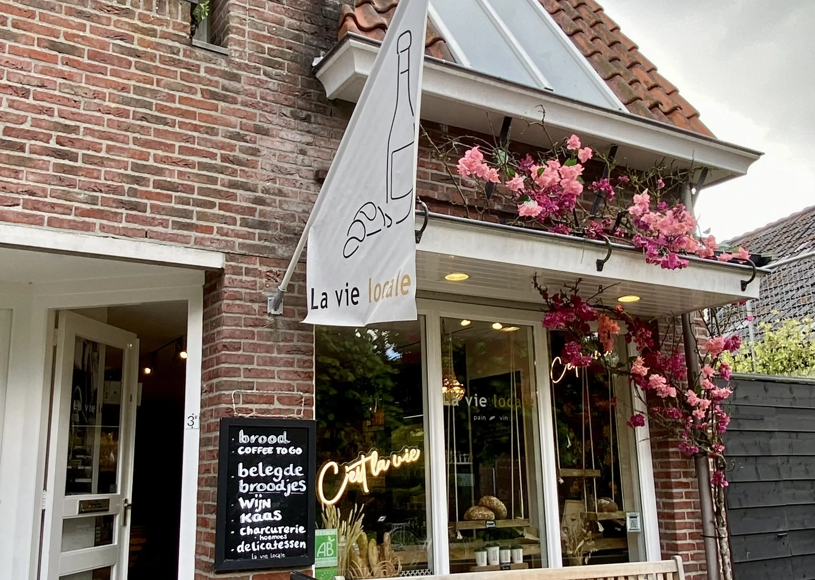 De buitenkant van La Vie Locale in Bergen