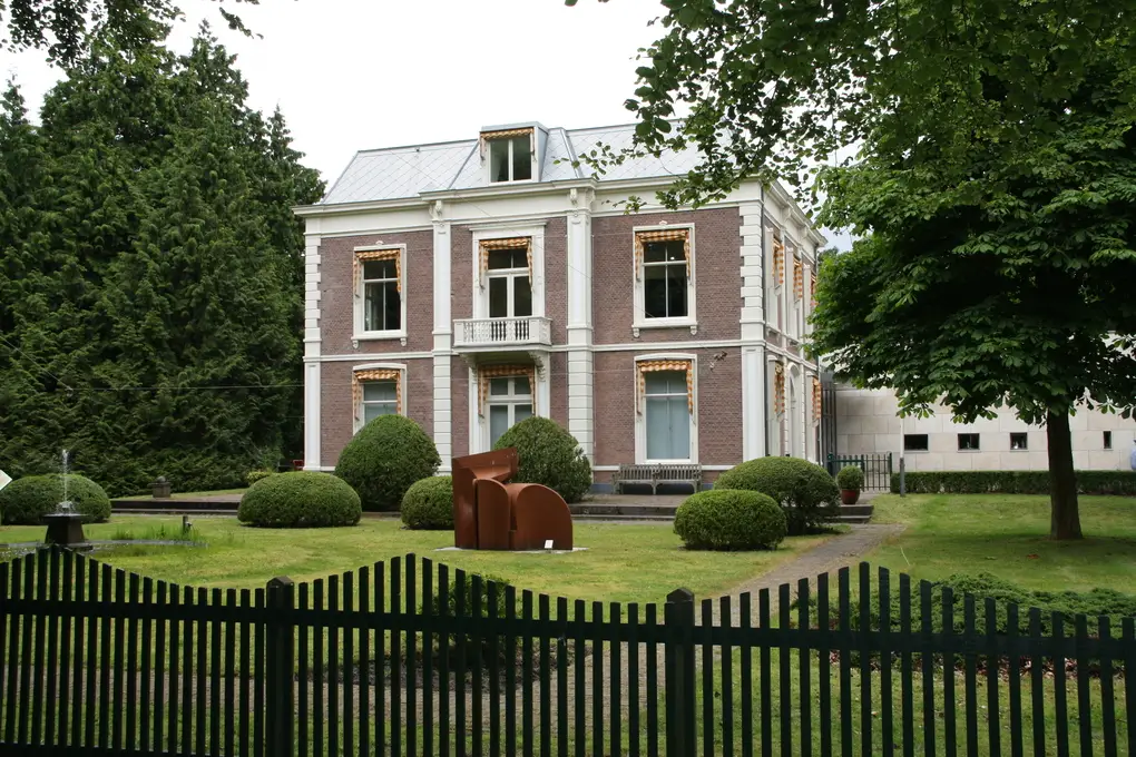 De voorkant van Museum Kranenburgh