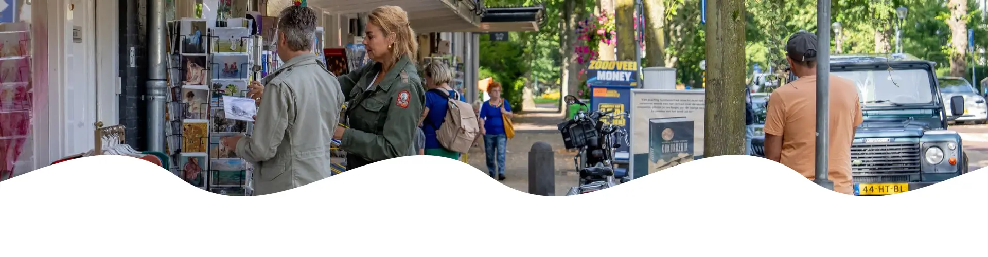 man en vrouw die aan het shoppen zijn bij een bloemenwinkel