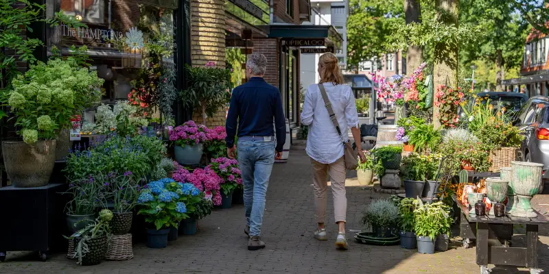 straat vol met een winkel met bloemen die tentoongesteld worden op straat