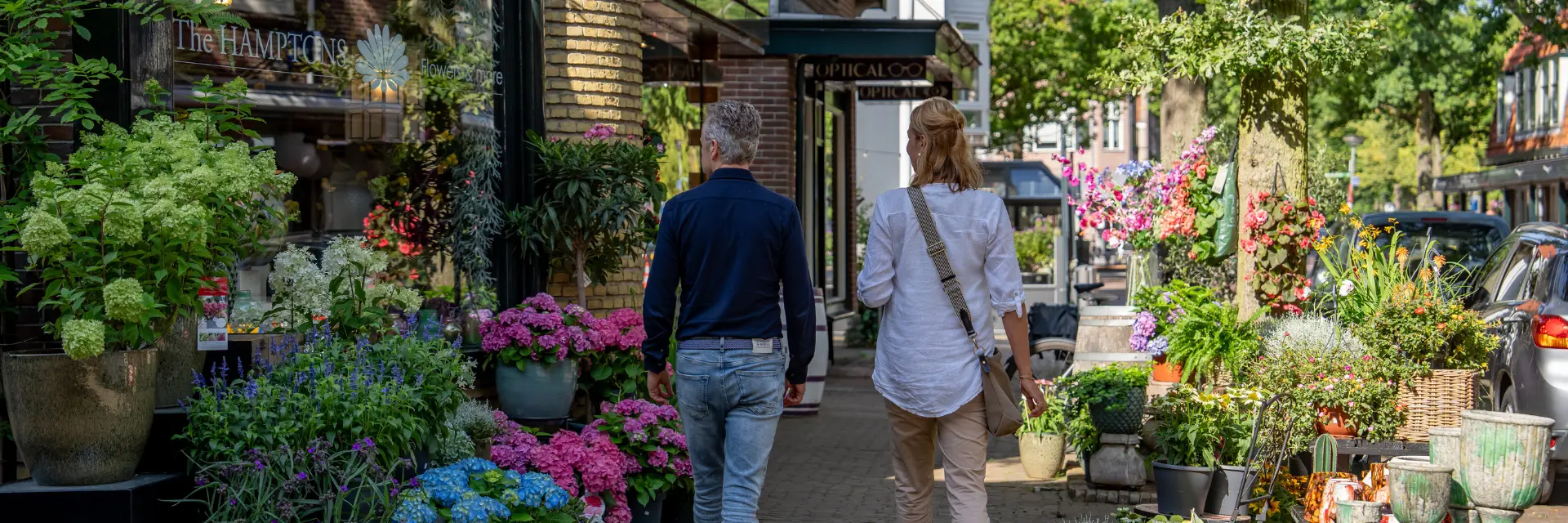 man en vrouw die aan het shoppen zijn bij een bloemenwinkel