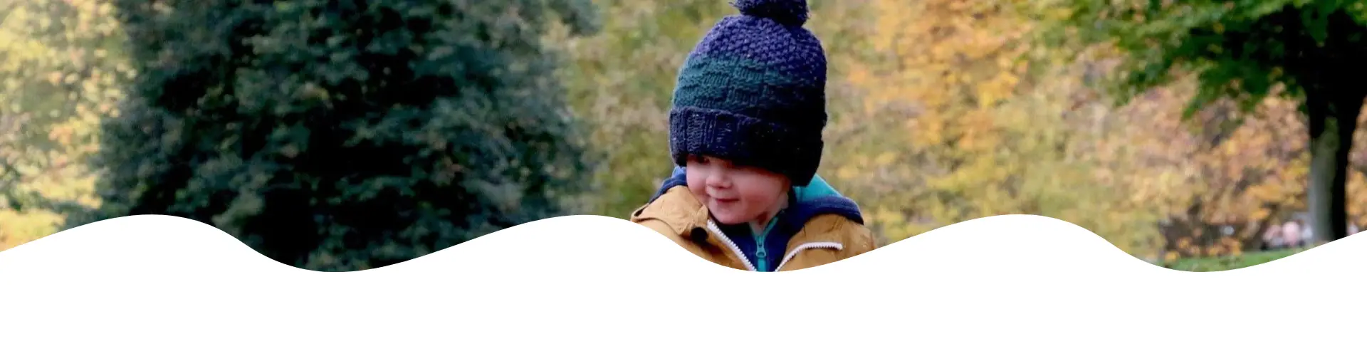 Kinder laufen durch den Wald
