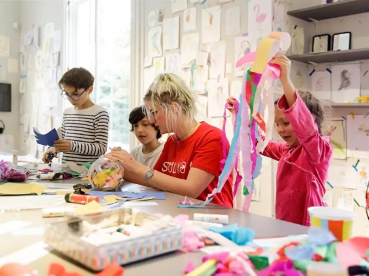 Kinder mit Betreuer beim Basteln