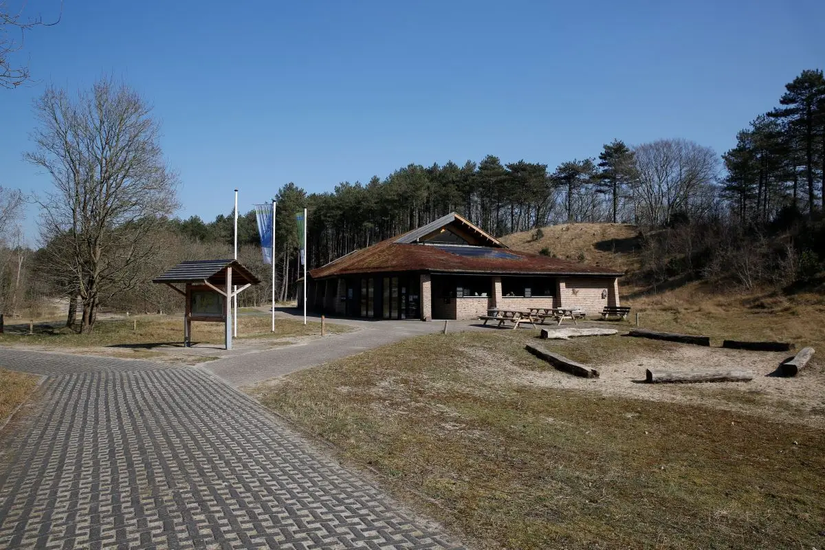 buitenaanzicht van bezoekerscentrum de Duinheide