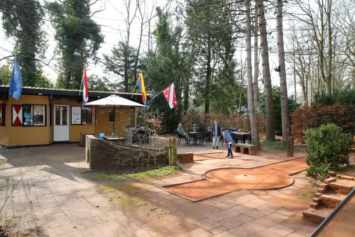 Midgetgolfbaan de Merelhof tussen de bomen met zon