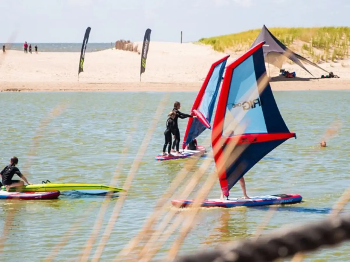 kitesurfen in der surfschule in bergen aan zee