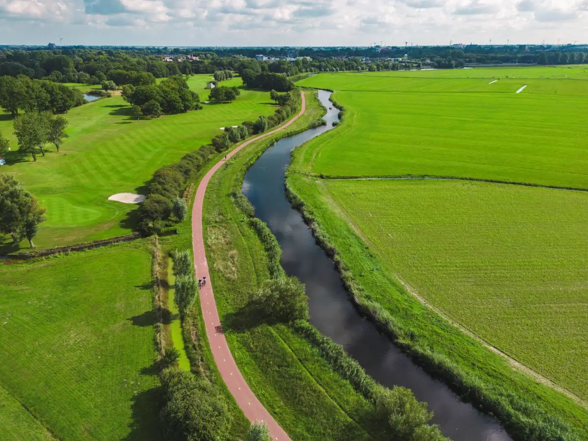 Boven aanzicht van rivier, fietspand en platteland