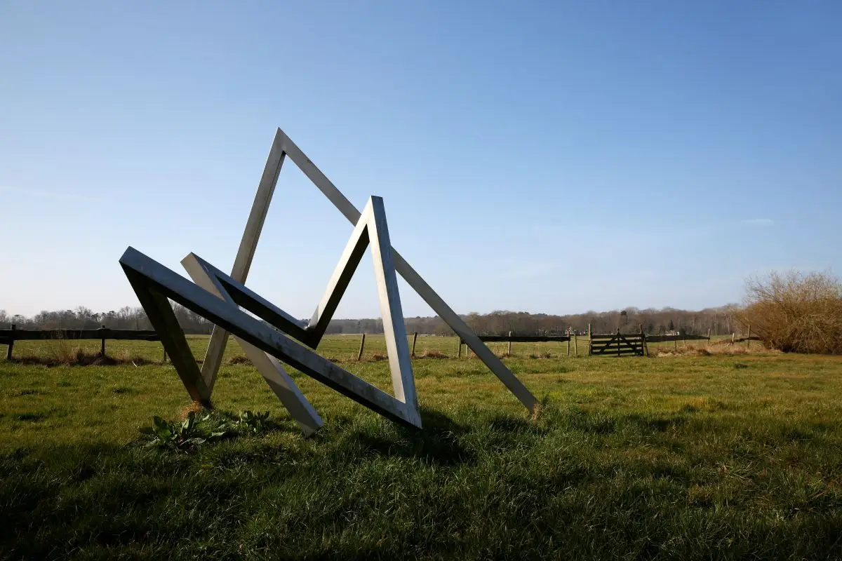 Metalen kunstwerk op het gras