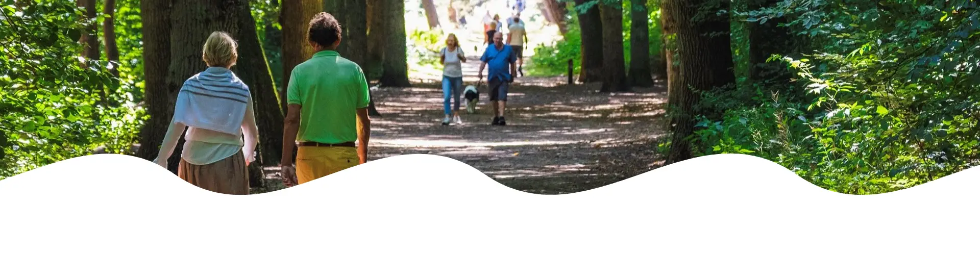 wandelaar door de duinen in bergen