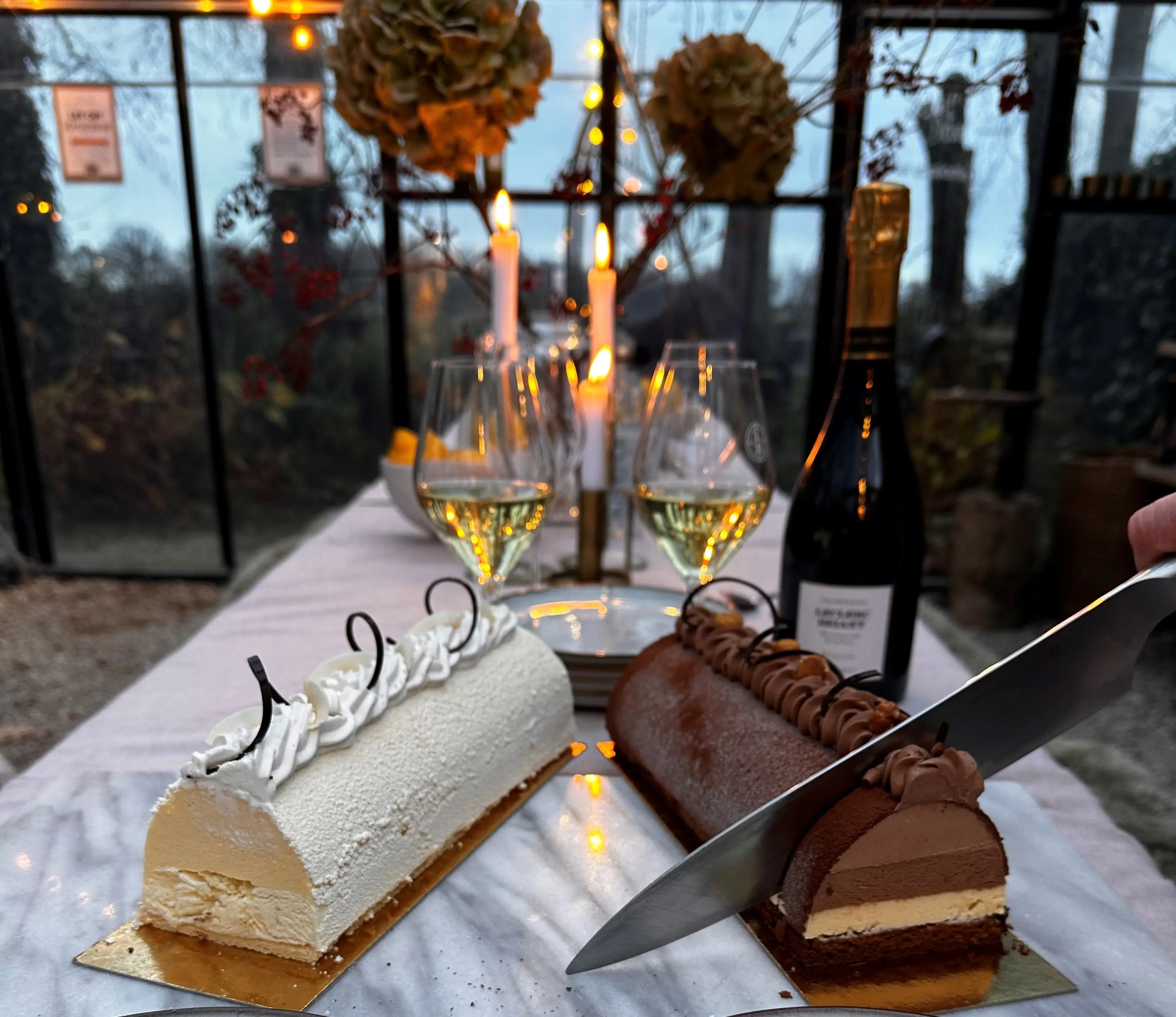 Gesneden taart met wijn