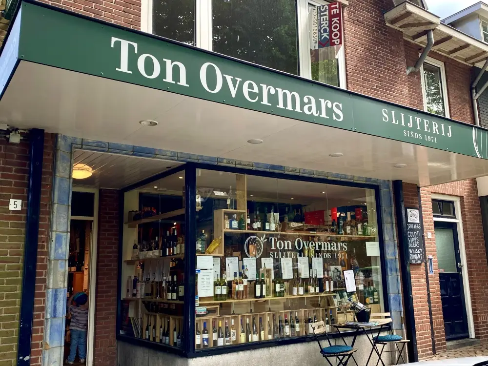 etalage Drankenspeciaalzaak Ton Overmars met verschillende wijnen getoond