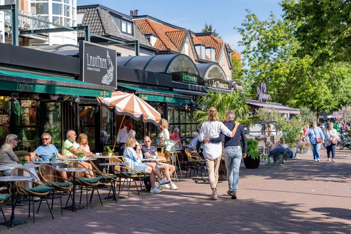 een terras vol mensen die in de zon zitten in Bergen