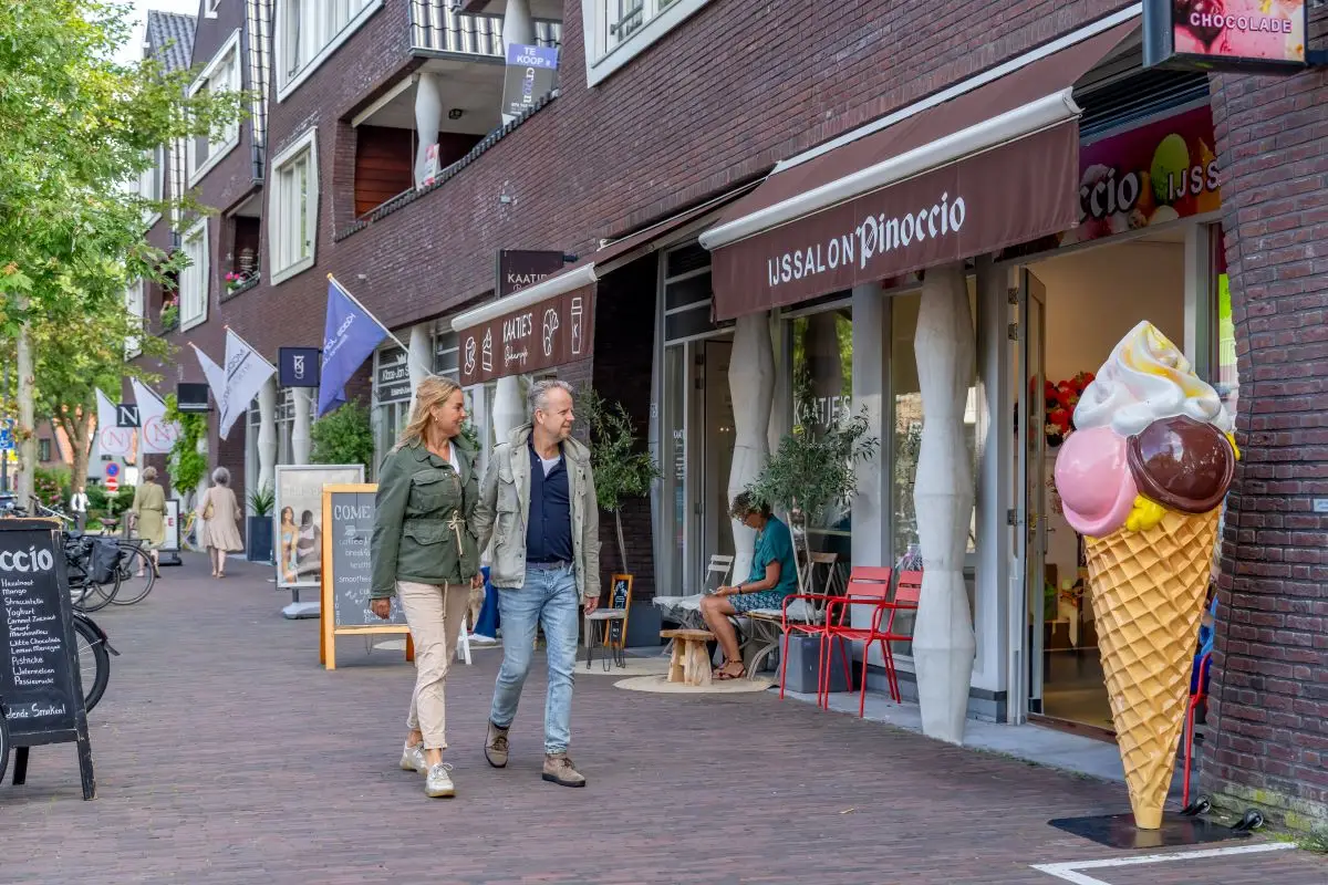 Een stel voor een ijssalon in Bergen