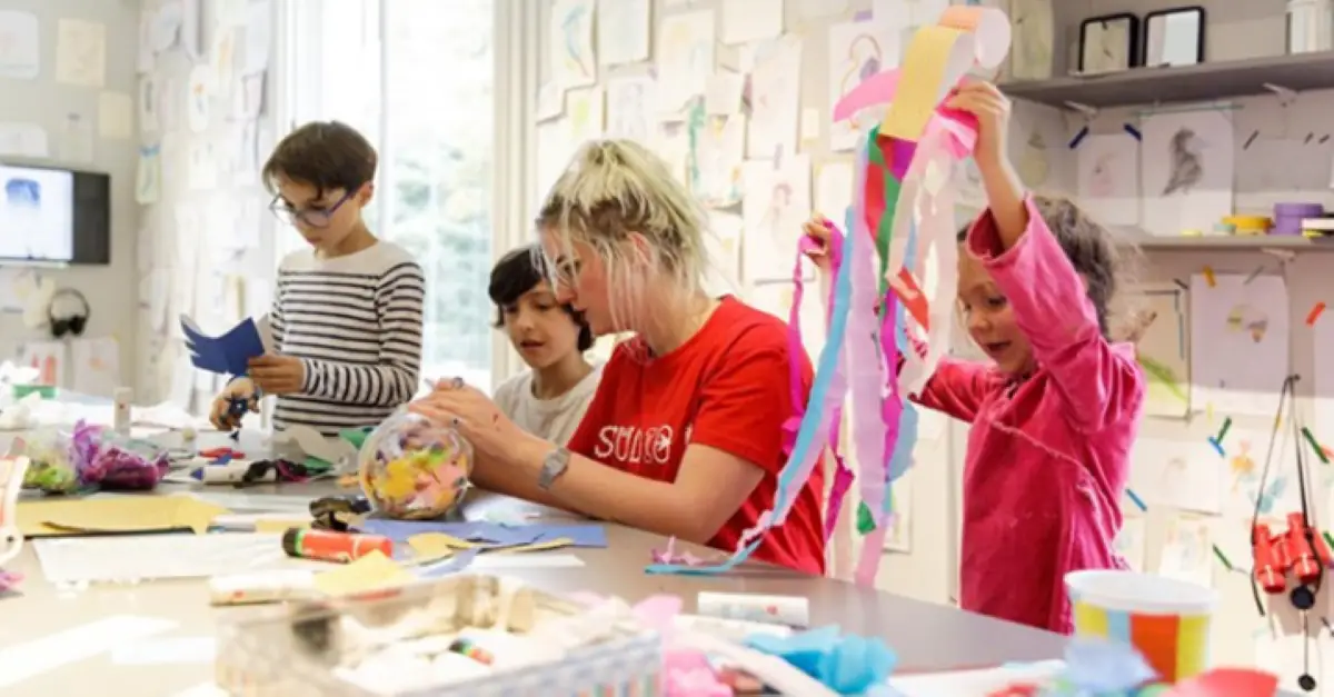 Kinderen zijn met begeleiding aan het knutselen