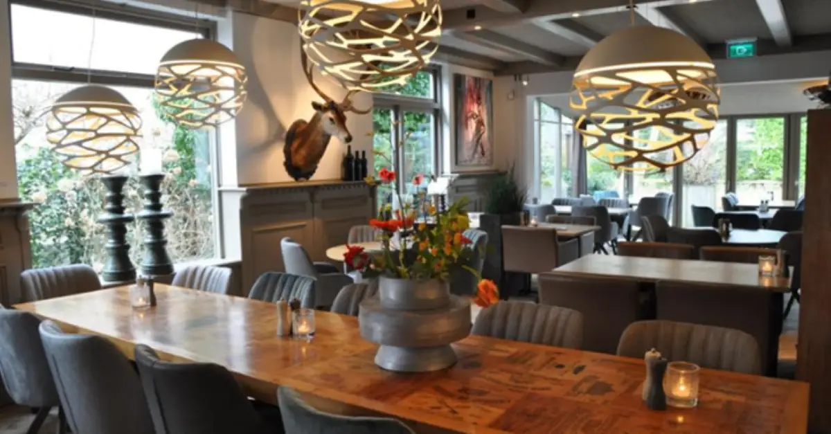 Sfeerimpressie van de binnenkant van restaurant Bergen Binnen met de tafels en stoelen en landelijk accesoires