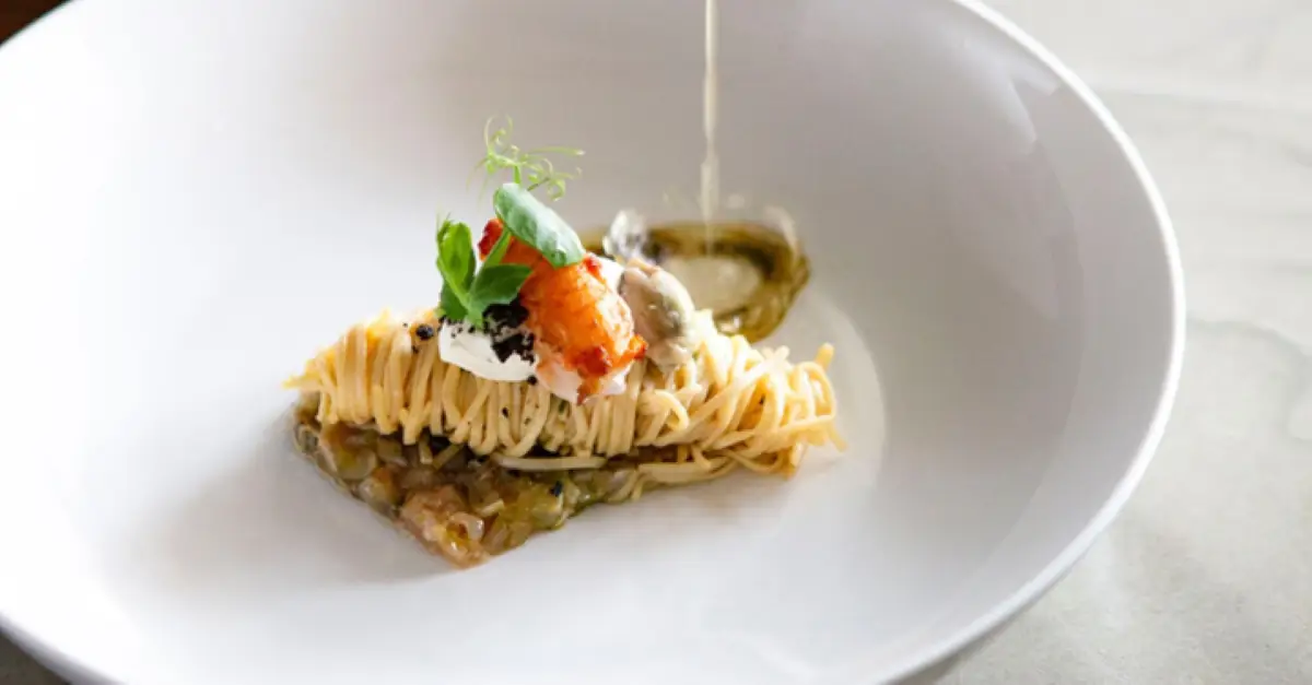 Een culinair gerecht van The Bourbon Room op een diep wit bord