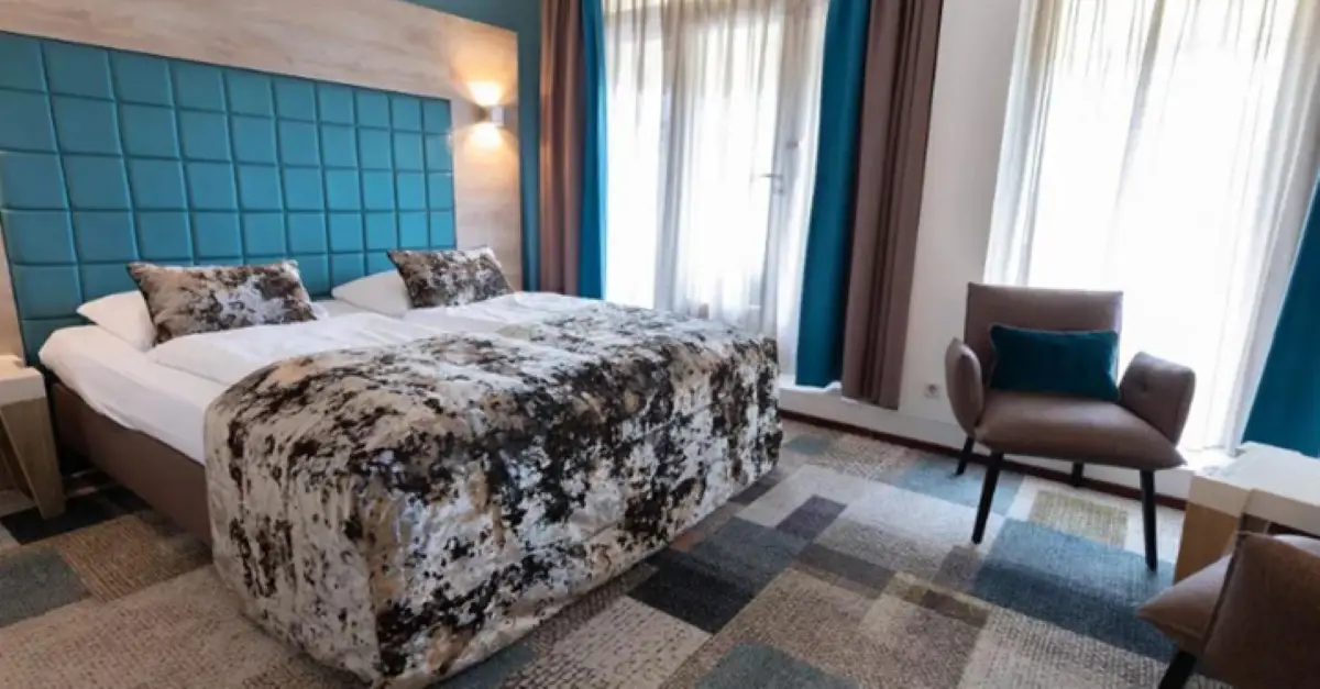 opgemaakt bed in Hotel Meyer