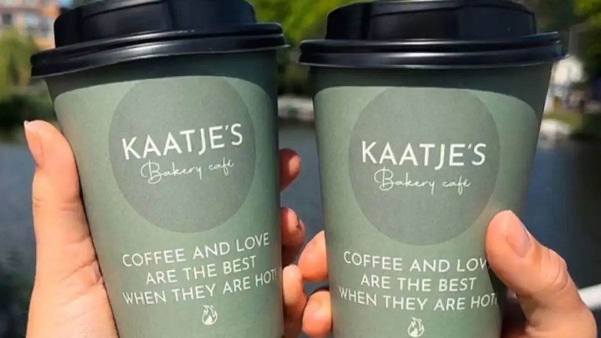 twee kartonnen koffie bekers van Kaatje's bakery café
