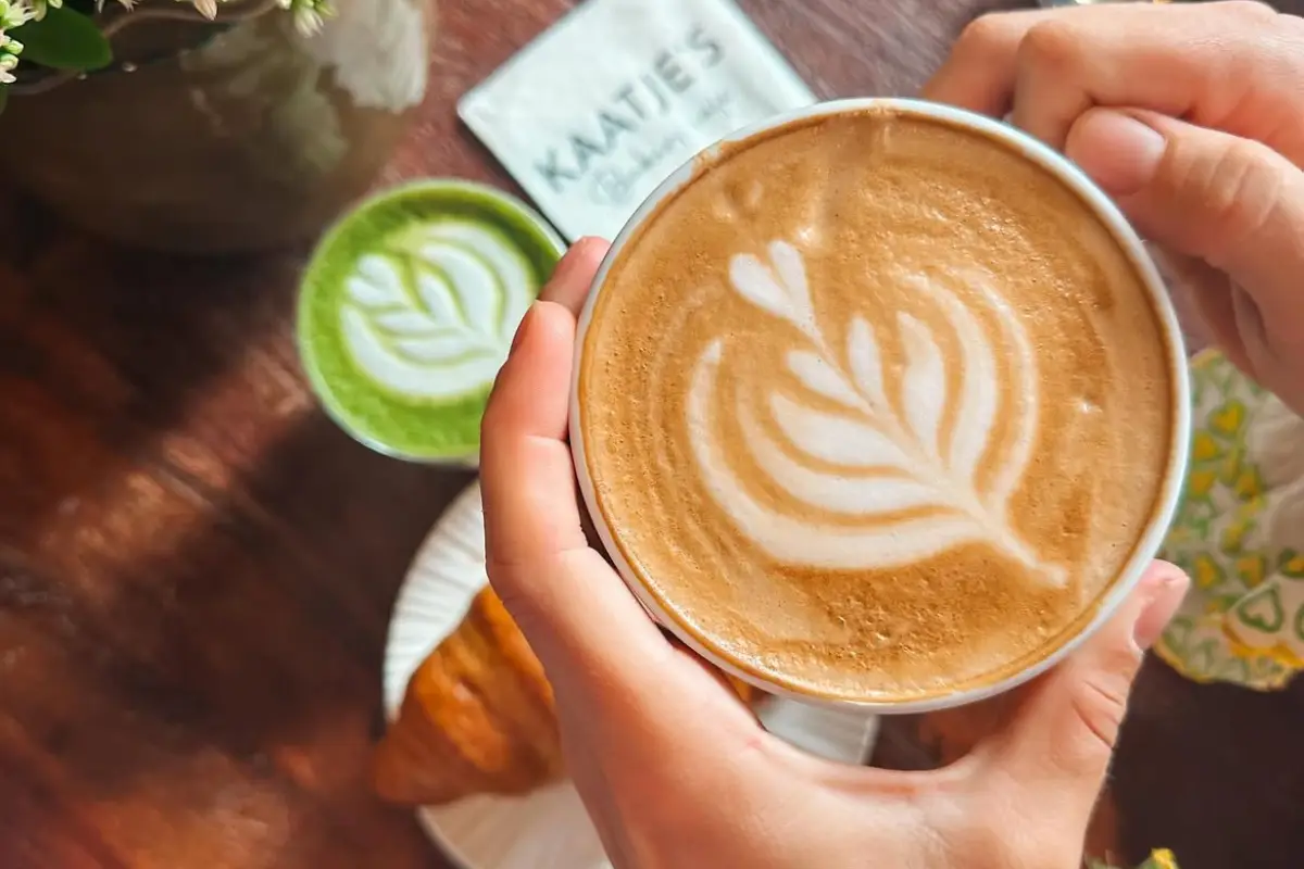 twee kartonnen koffie bekers van Kaatje's bakery café