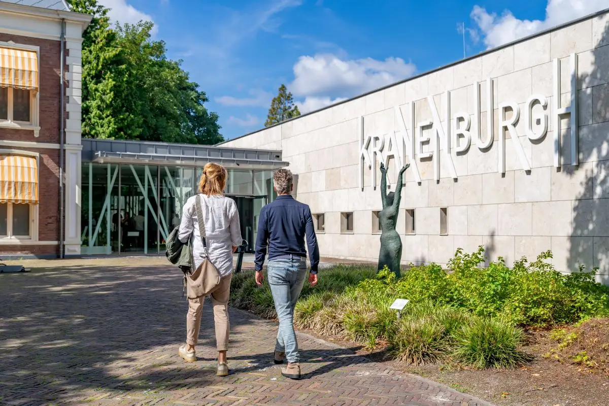 Vooraanzicht ingang museum Kranenburgh