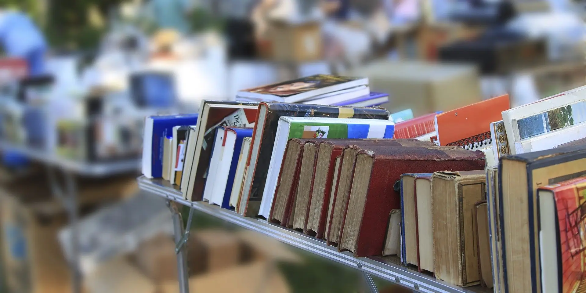 Boeken op een tafel op een markt