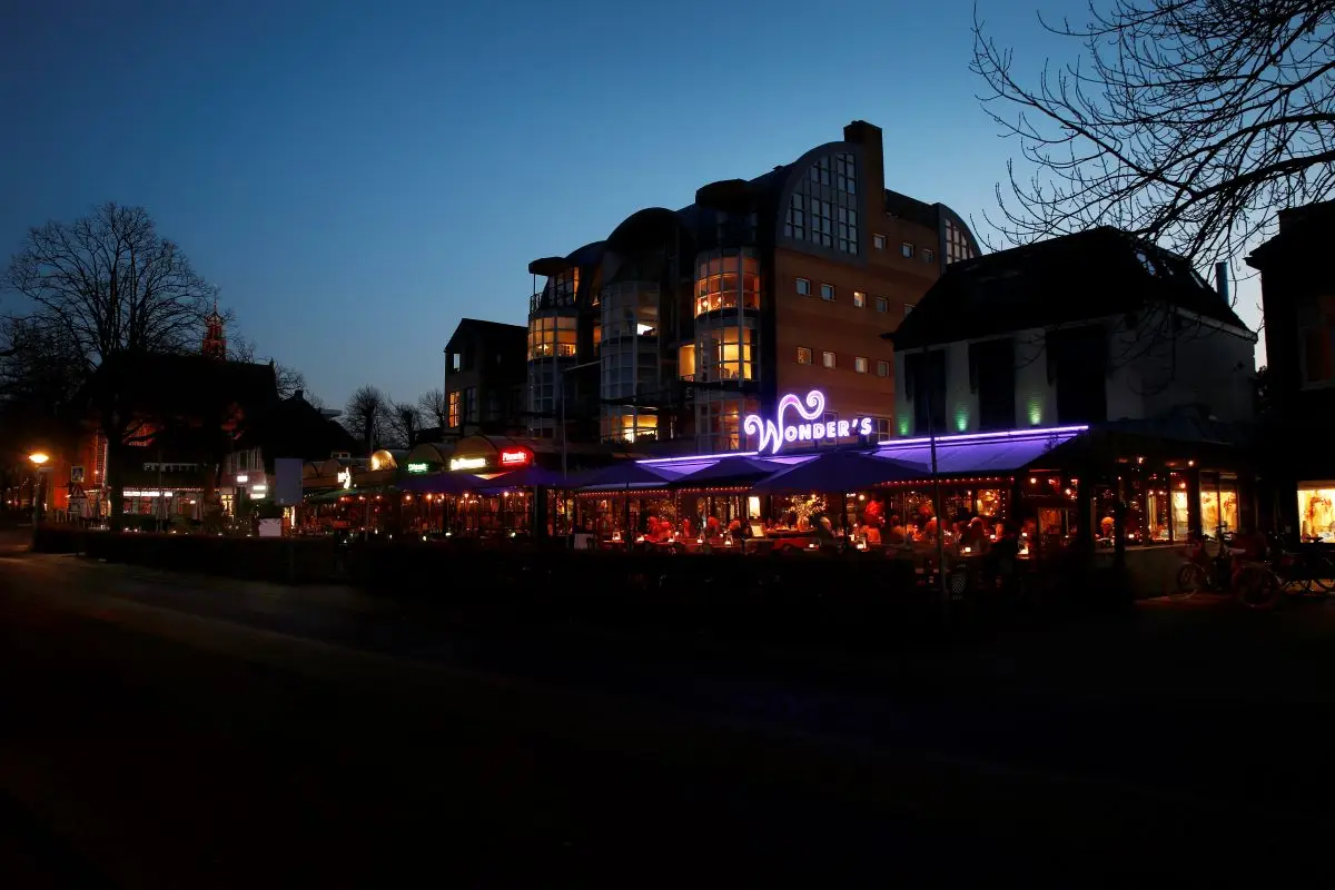 Wonder's Bergen in de nacht verlicht