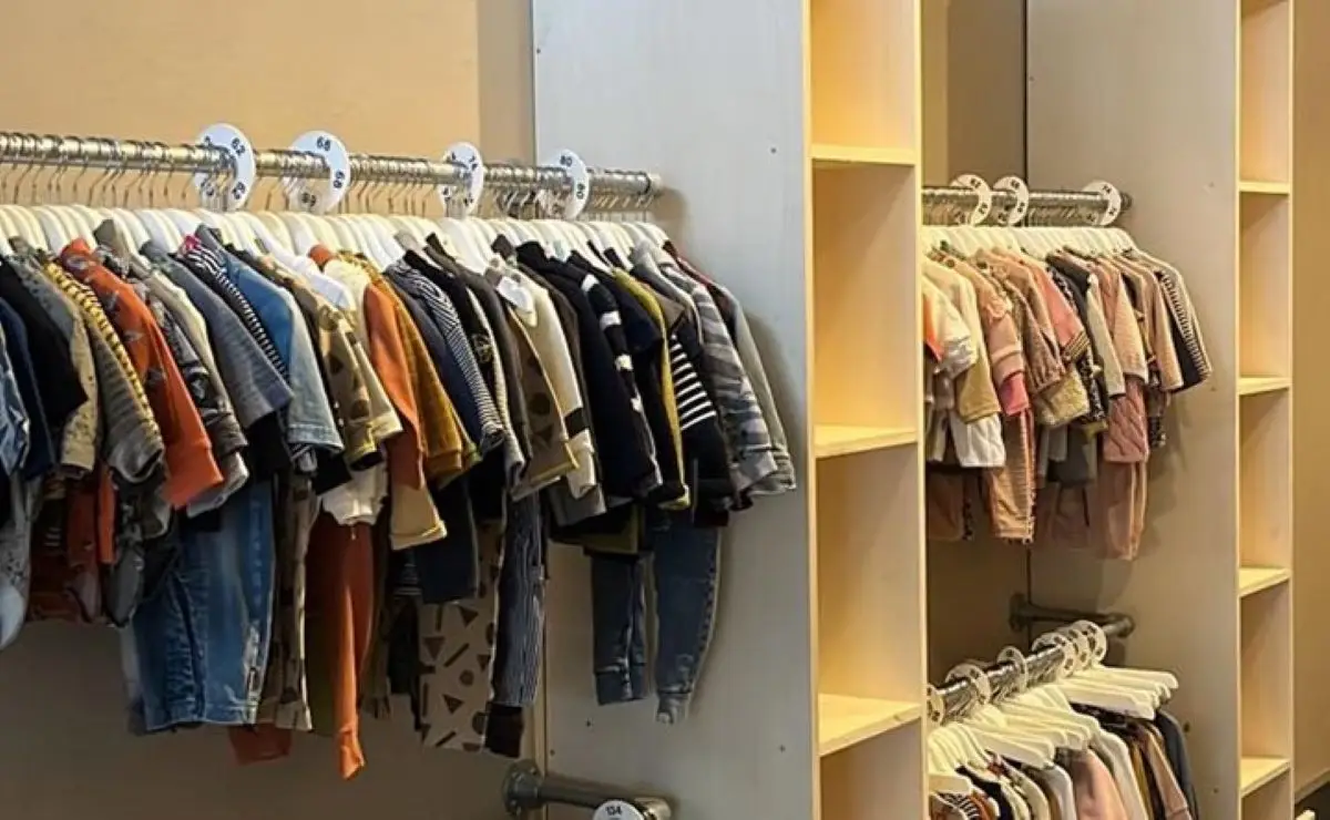 Kast met kleding erin