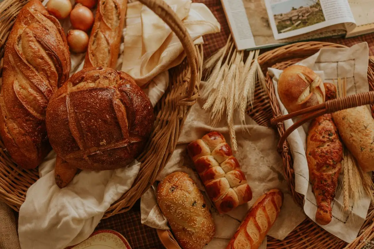 Manden vol met verschillende soorten brood