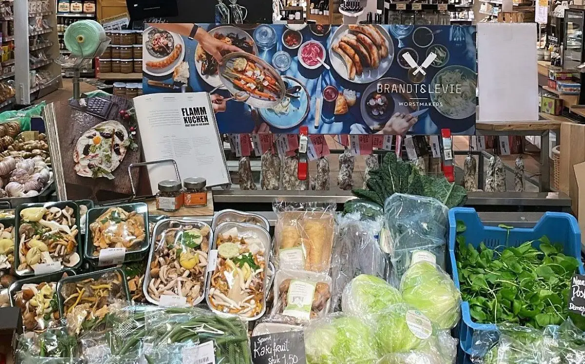 Etalage van winkel Brandi & Levie met verschillende groentes en ander eten