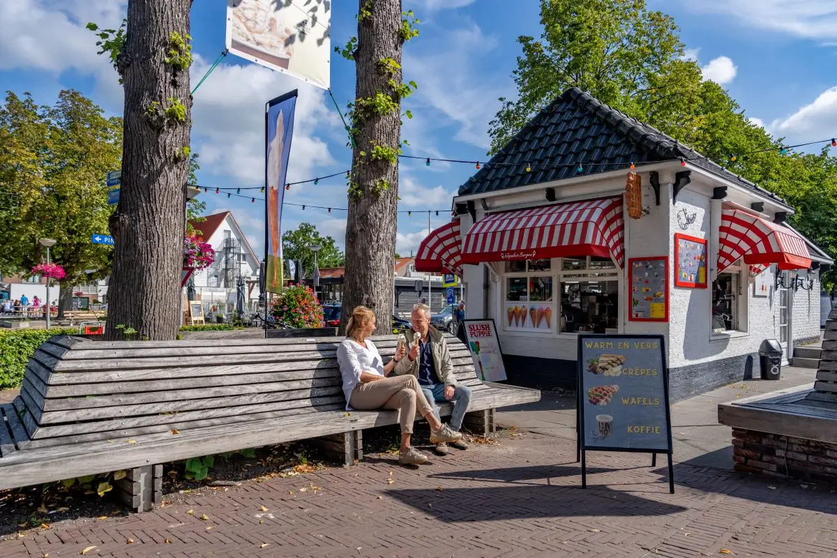 Houten bank voor een ijssalon in Bergen