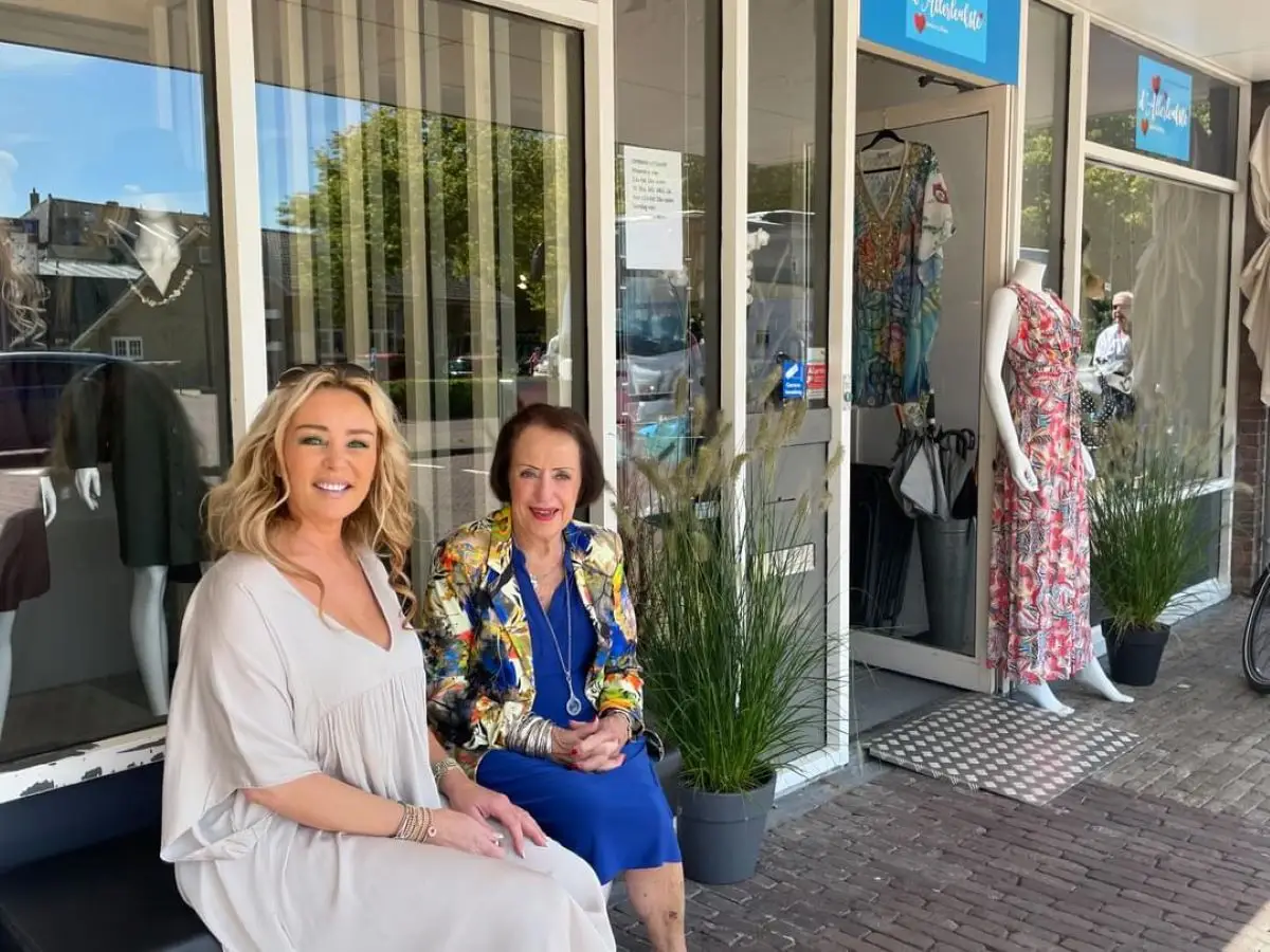 Foto met 2 vrouwen voor de winkel D'Allerleukste