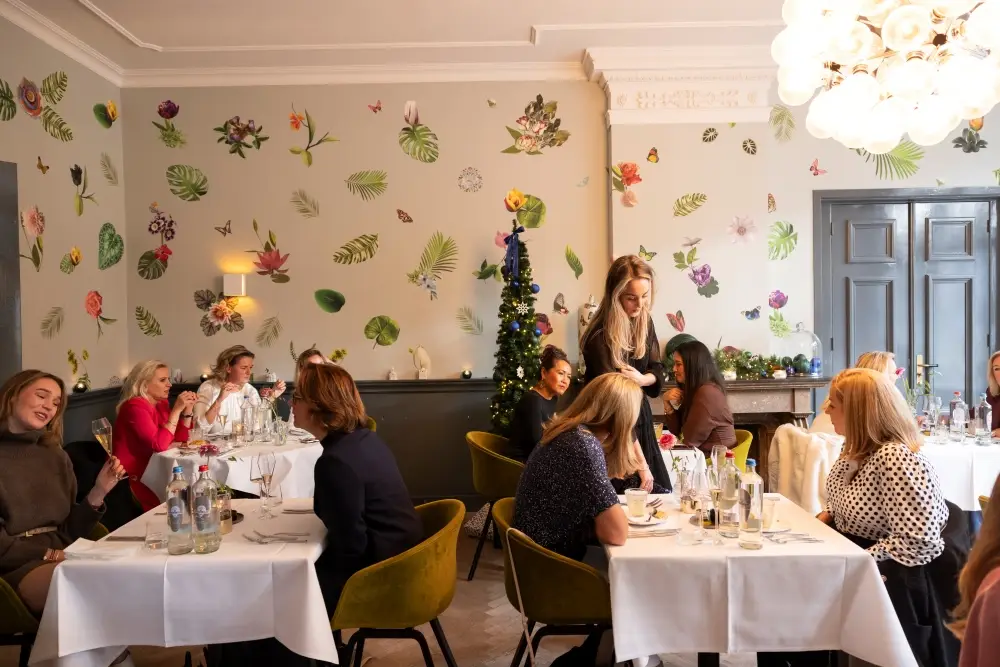 Restaurant vol met klanten die drankjes drinken