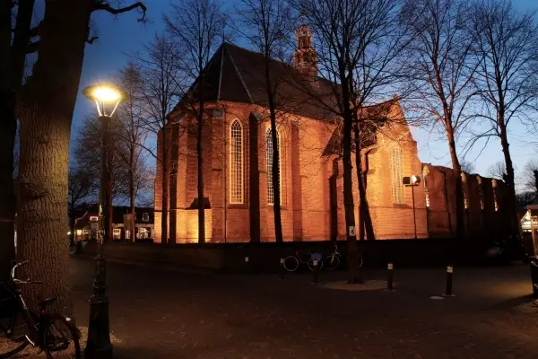 Kerk in het donker met straatverlichting