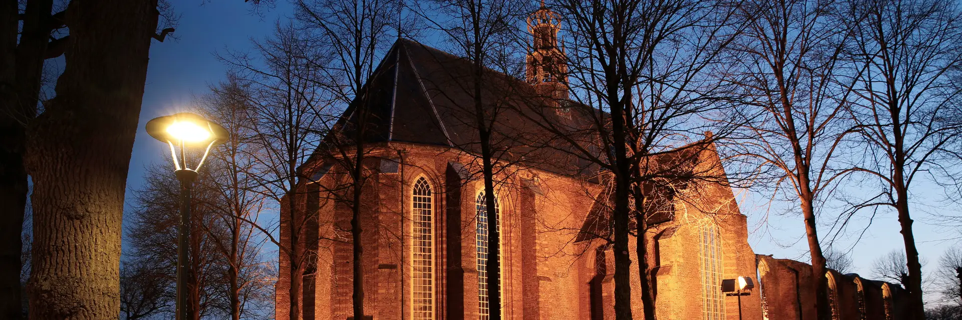 Kerk in het donker met straatverlichting