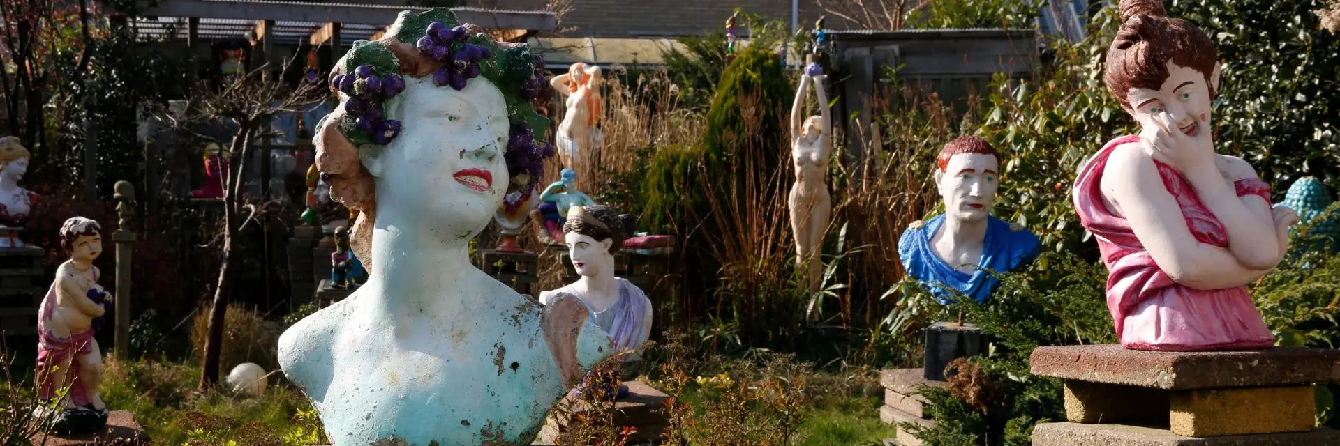 Kunstgarten in Bergen mit Skulpturen von Bergener Figuren
