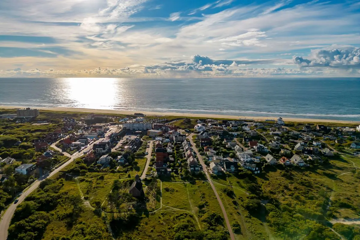 Übersichtsbild Bergen aan Zee mit das Dorfzentrum, das Strand und Strand